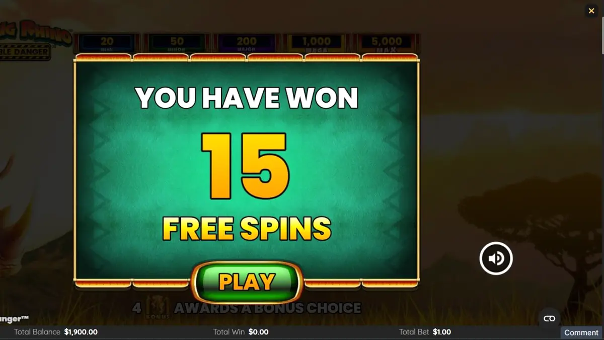 Isang malapitang larawan ng isang nagngangalit na rhino sa African savannah, na may mga simbolo ng slot machine sa background.